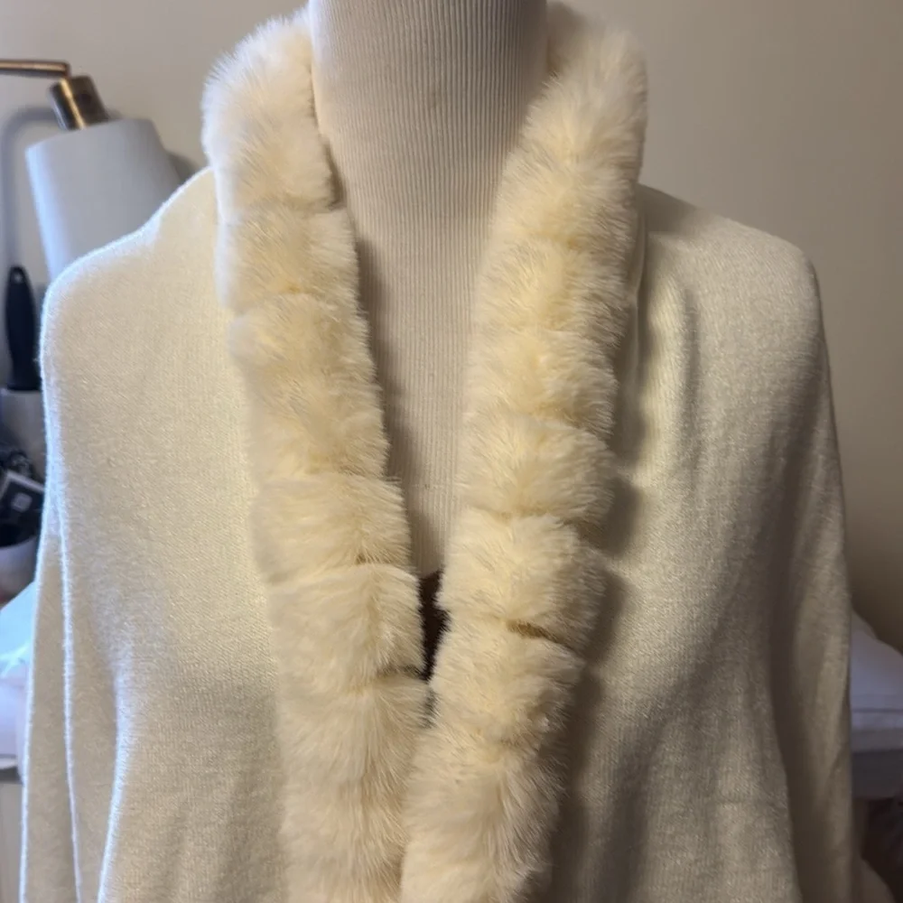 La Fiorentina Cream Faux Fur Accent Cape, one size, new